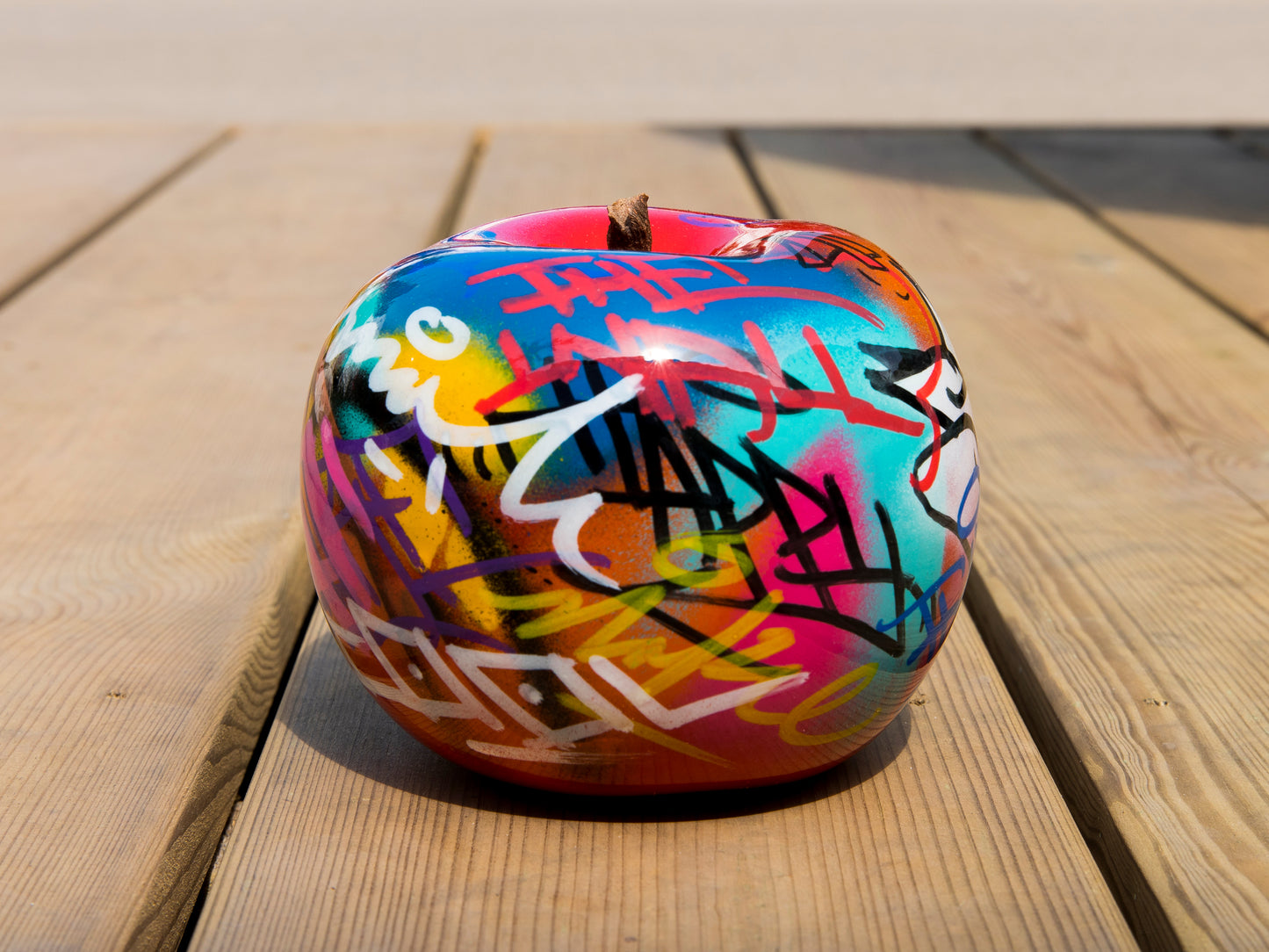 Graffiti Apple - Medium Plus