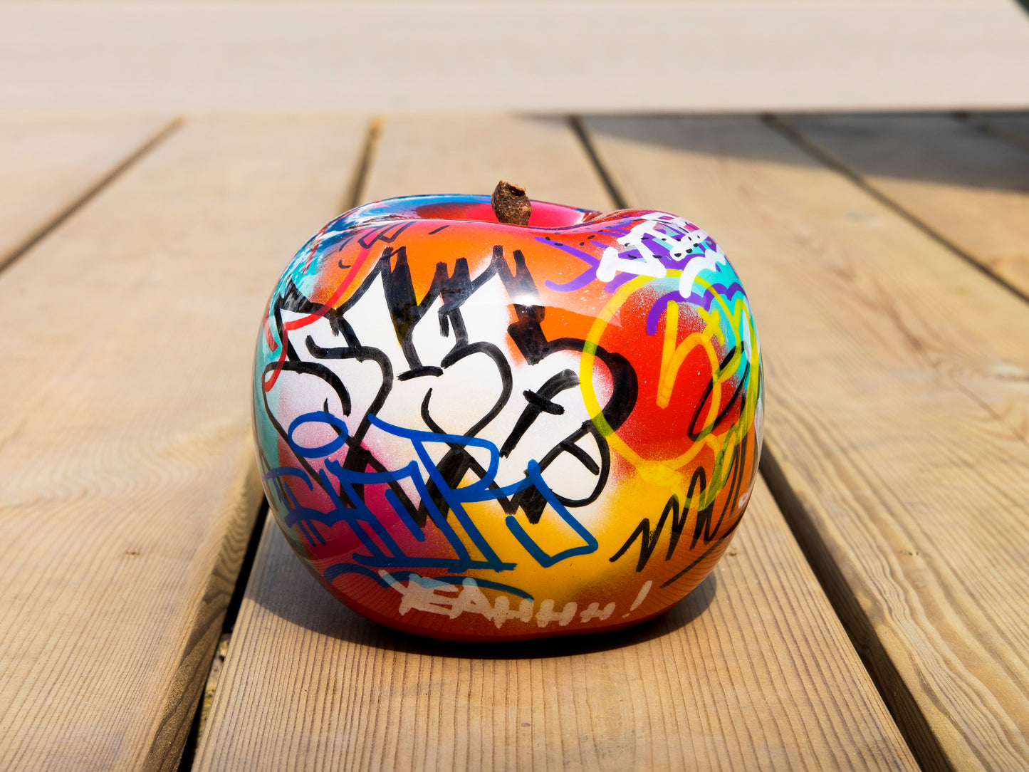 Graffiti Apple - Medium Plus